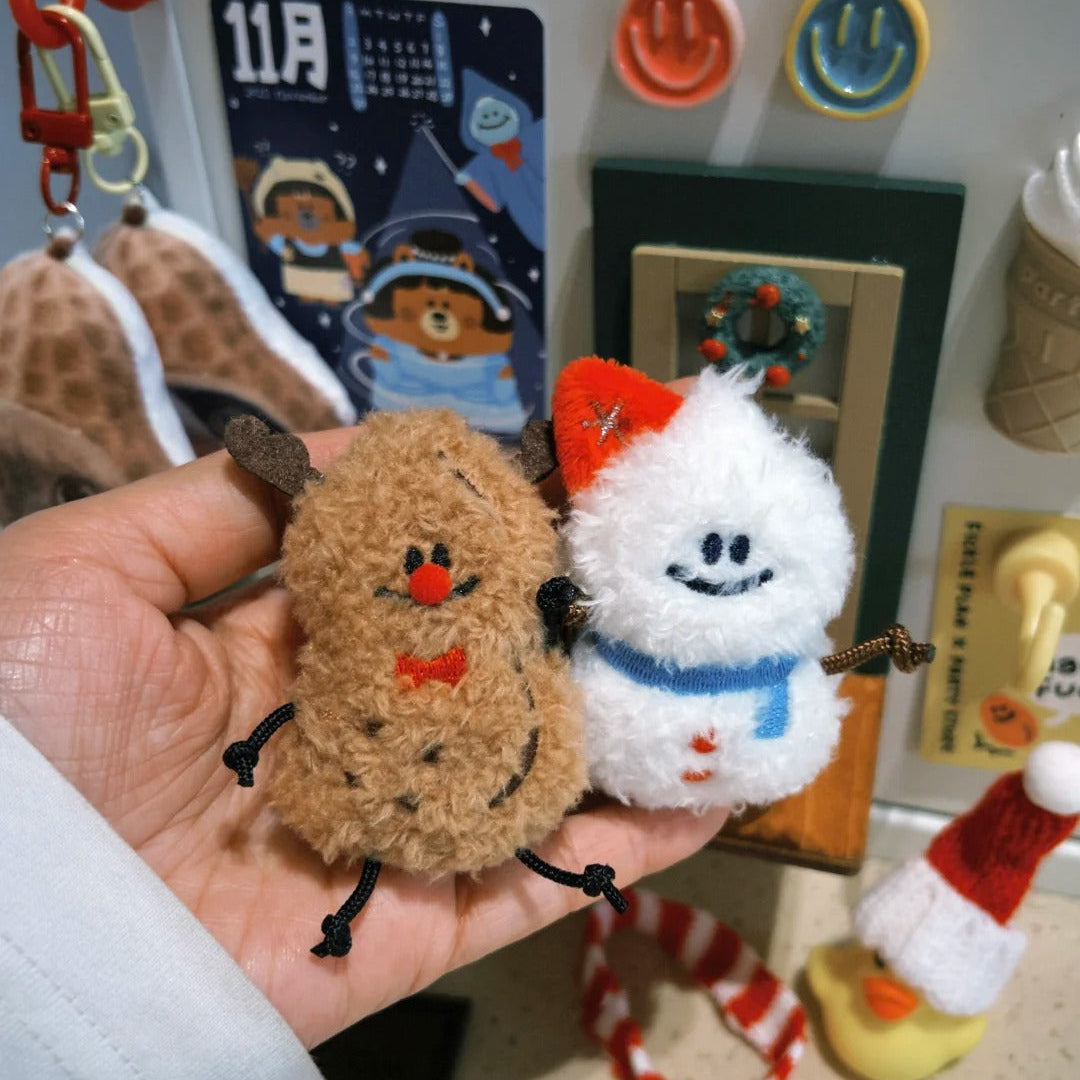 Fickle Plan | Mini Peanut Christmas Keychain